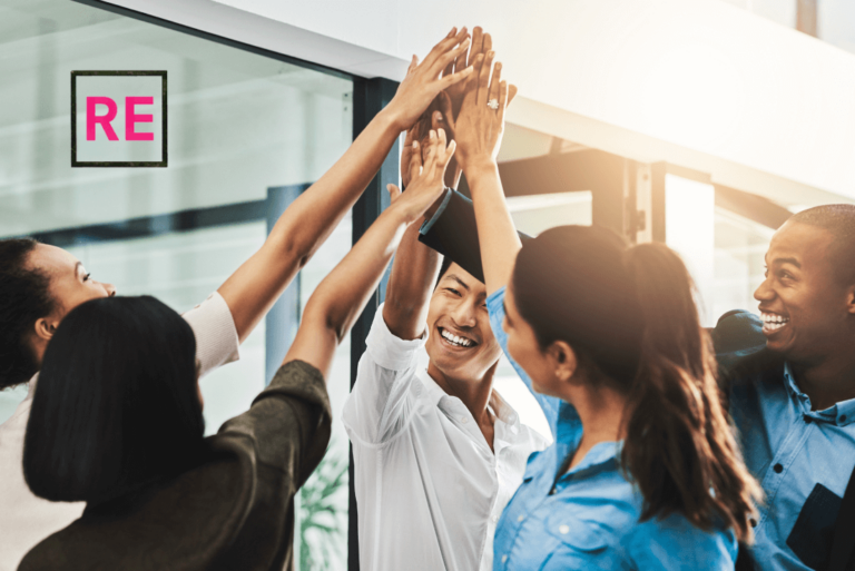 Gruppe von Teammitgliedern gibt sich High-Five.